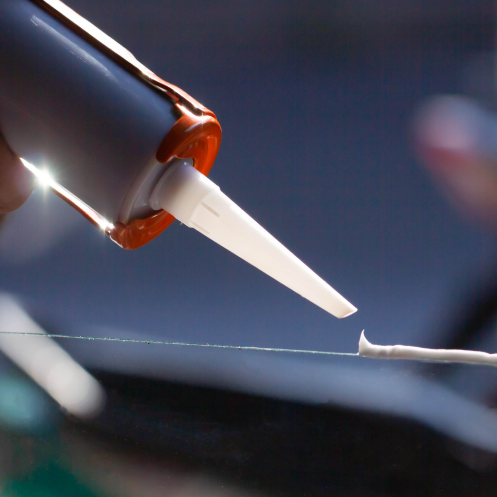 Jak usunąć stary uszczelniacz silikonowy ze szkła?