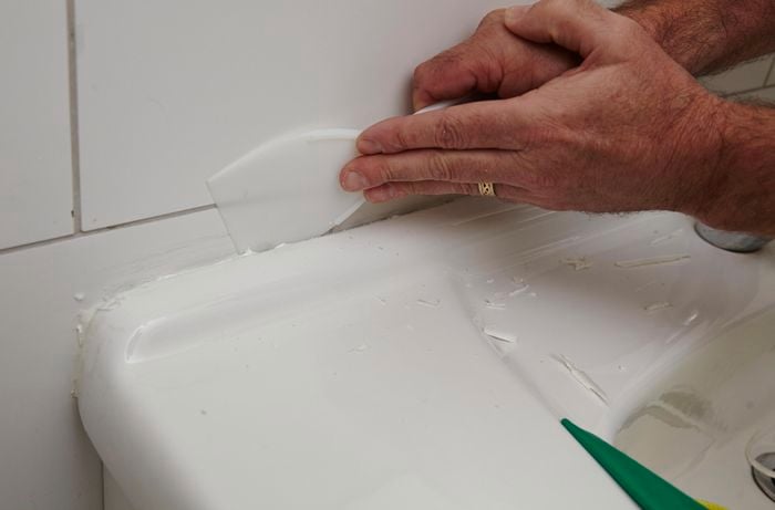 Jak usunąć nadmiar mokrego uszczelniacza silikonowego z płytek?